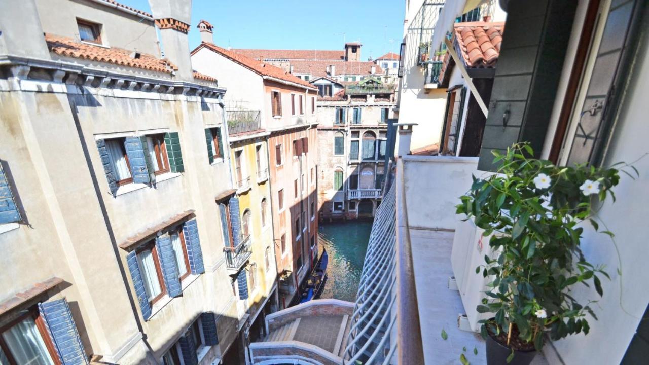 Ai Bareteri Luxury Canal View Venedig Exterior foto