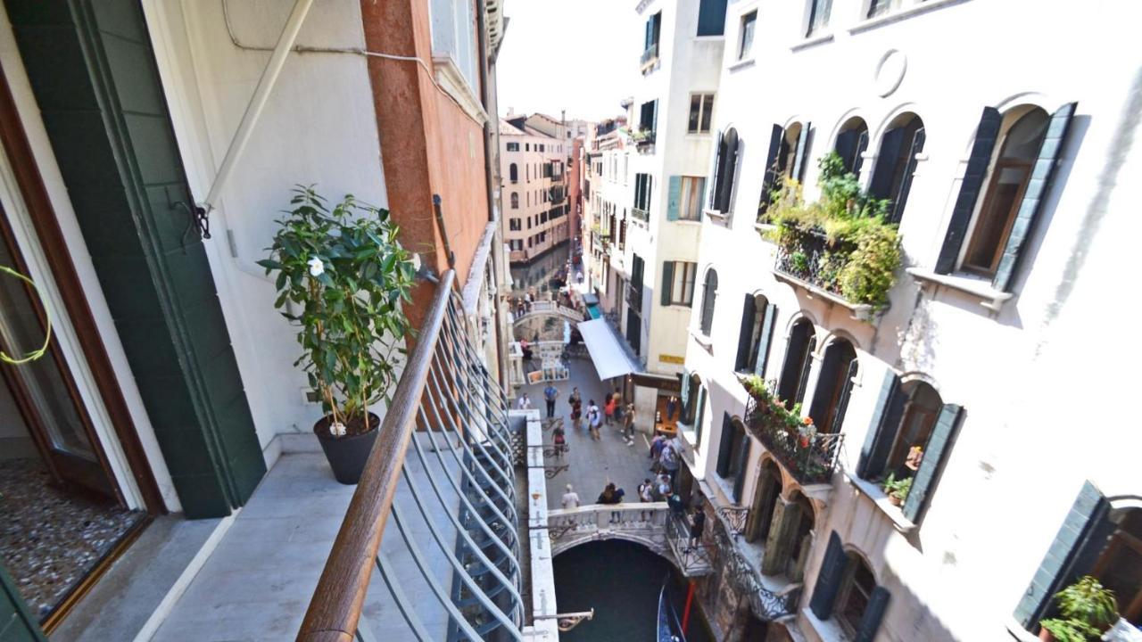 Ai Bareteri Luxury Canal View Venedig Exterior foto