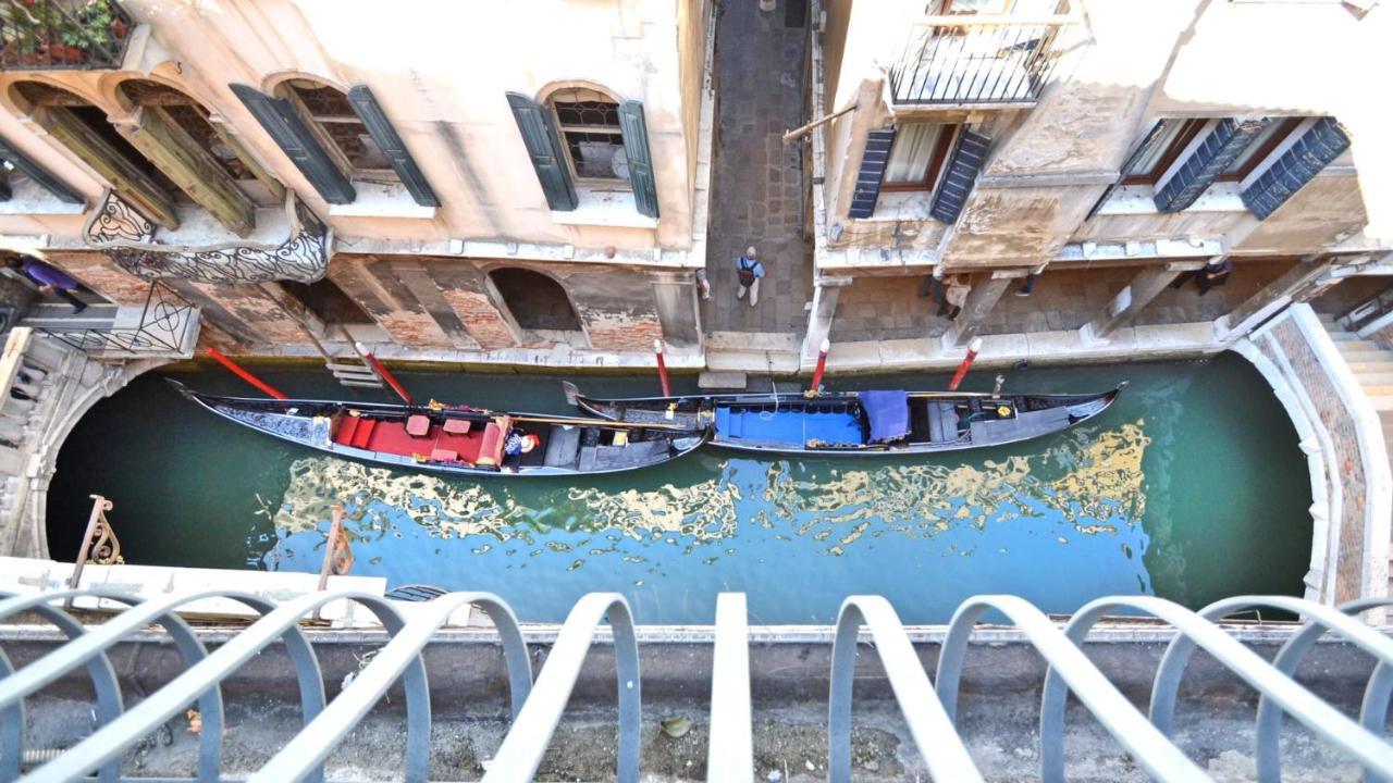 Ai Bareteri Luxury Canal View Venedig Exterior foto